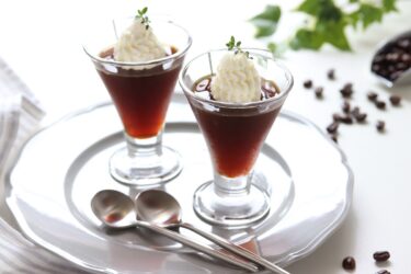 【簡単レシピ】暑い日にぴったり！とろける大人のコーヒーゼリーを作ろう