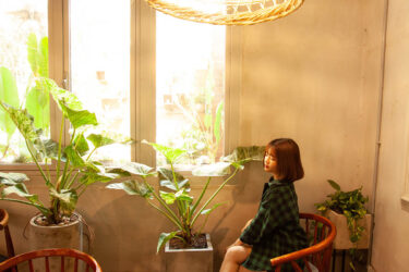 シックな女性のお部屋に！ライフスタイルショップオーナーおすすめの癒し系中型観葉植物5選。